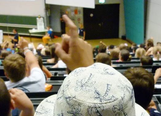 Kinder in einem Hoersaal