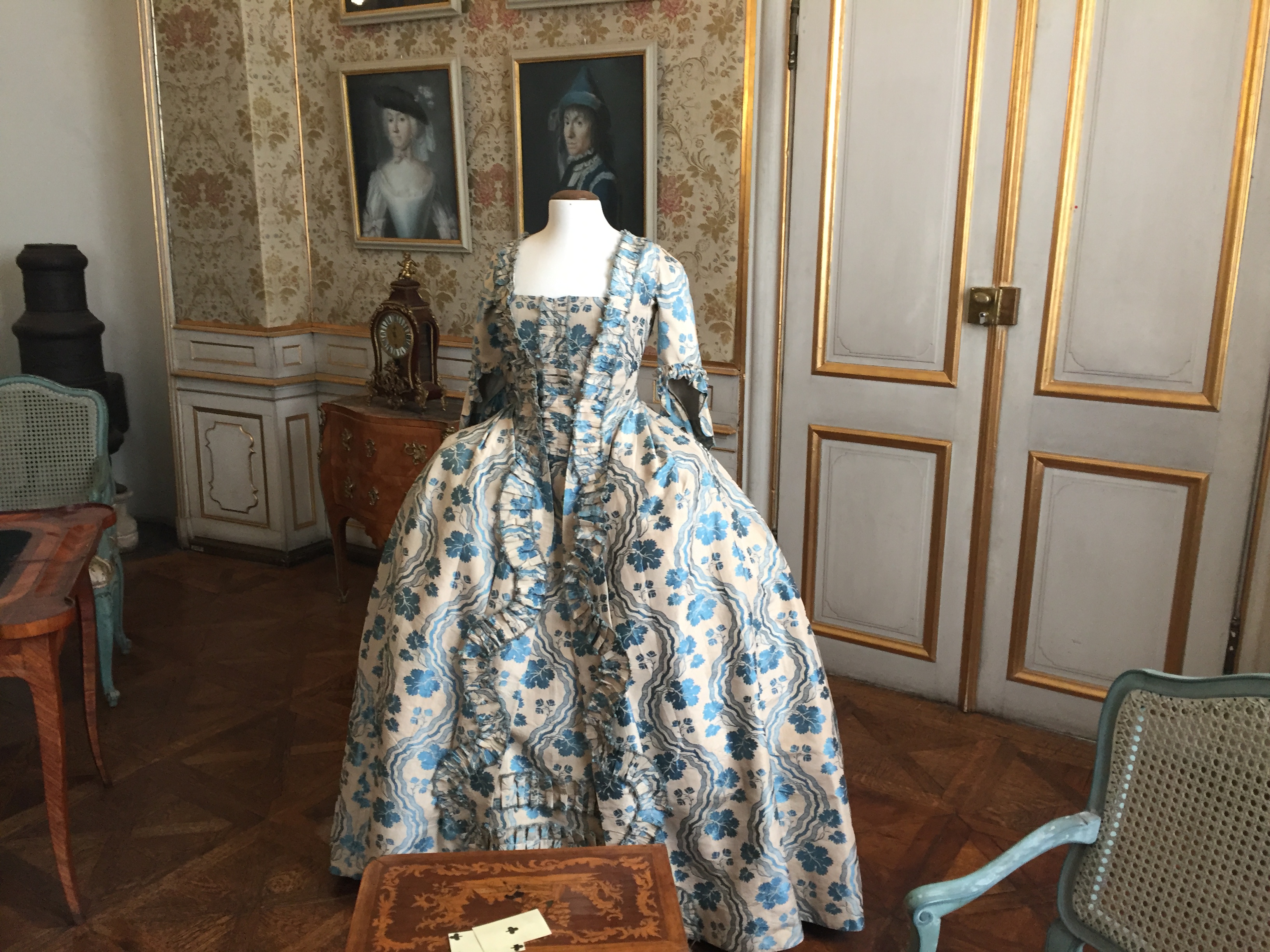 barockes Kleid auf einem Staender
