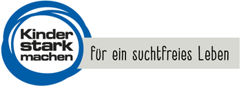 Logo Kinder stark machen in schwarzer Schrift in blauem Kreis, rechts daneben in schwarz für ein suchtfreies Leben in grauem Banner