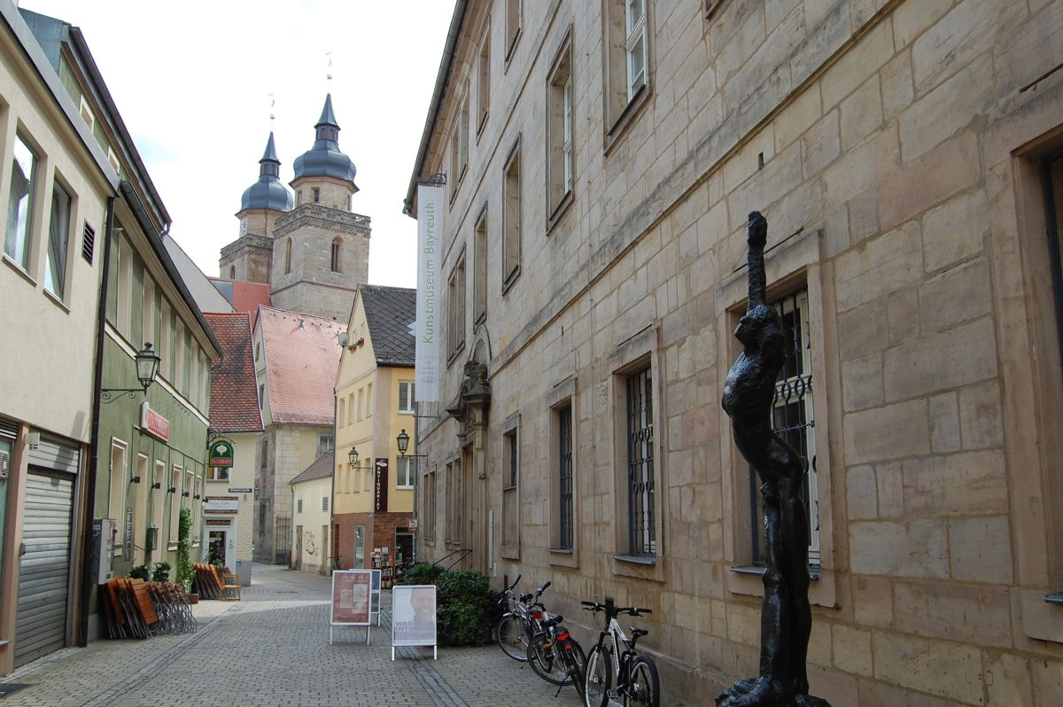 historische Gasse mit Blick auf Kirche