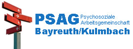 links vier Wegweiser an einem Pfahl, rechts daneben die Psychosoziale Arbeitsgemeinschaft Bayreuth/Kulmbach in blau