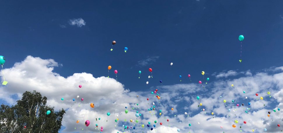 Luftballons am blauen Himmel