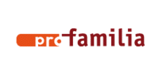 Logo pro, weiße Schrift in orangem Balken, familia in rot