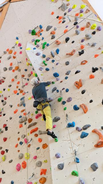 Mann beim Klettern an einer Wand