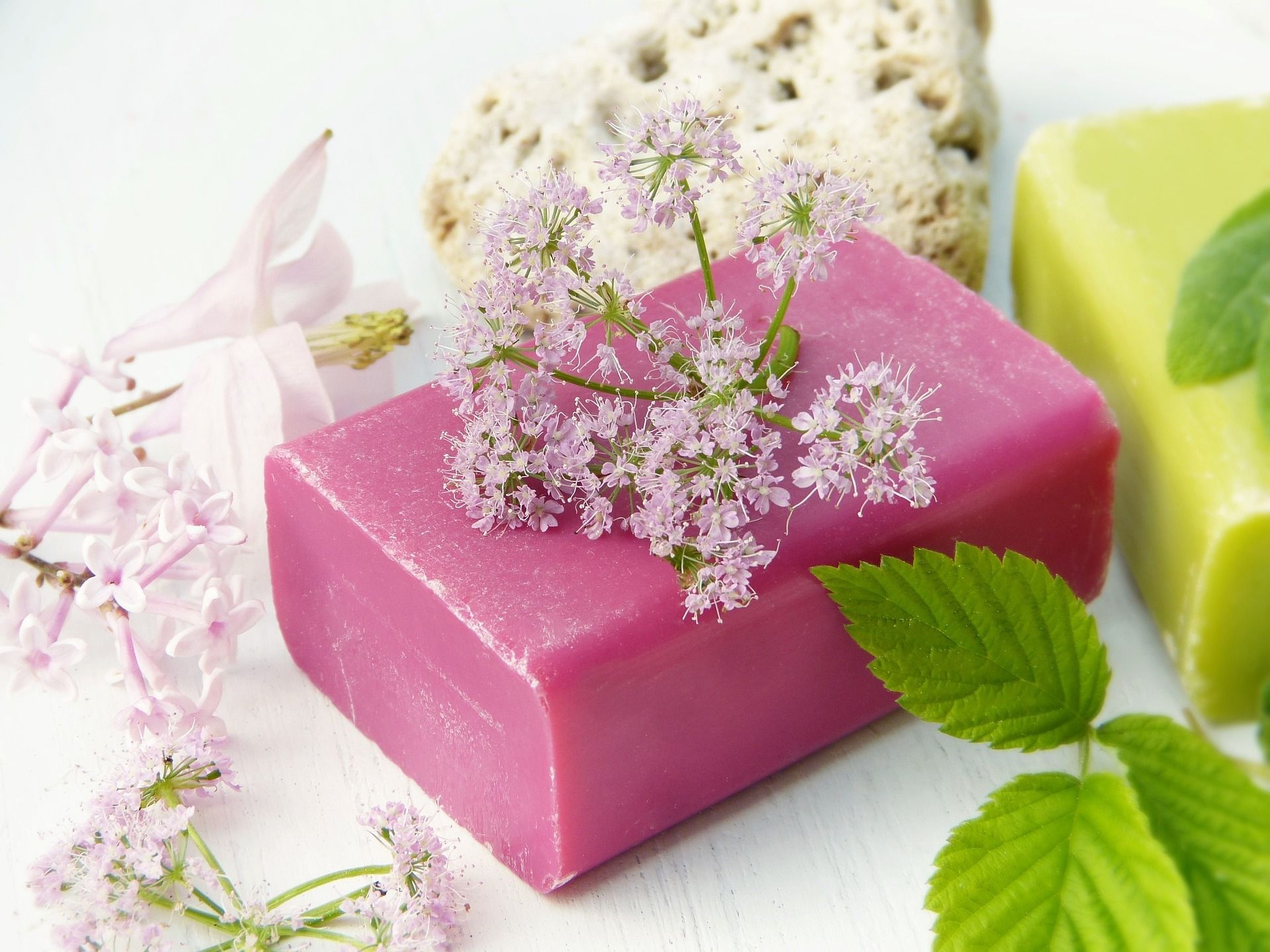 ein Stück Seife mit Blüten