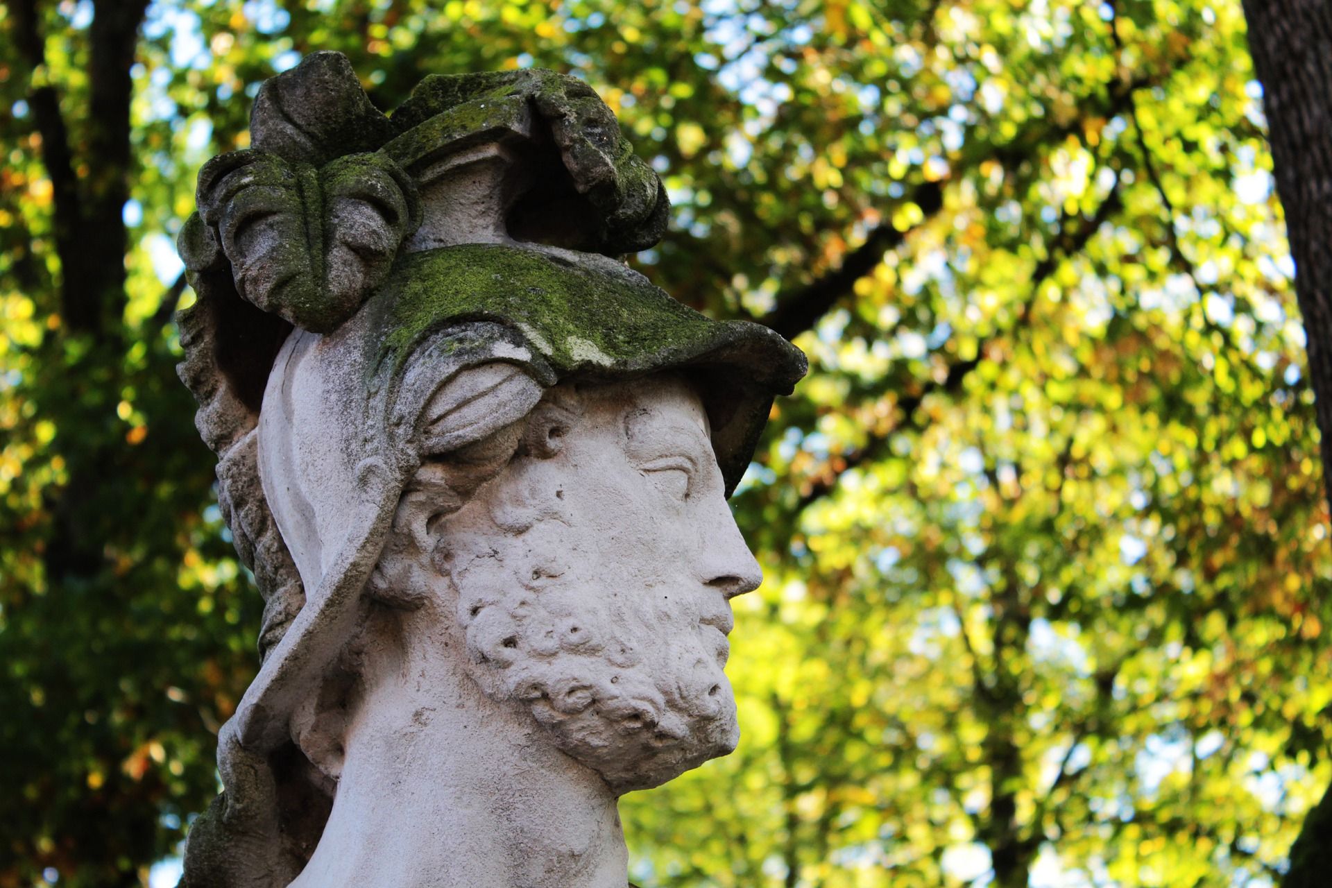 Kopf eines Mannes in Stein gemeißelt mit Helm