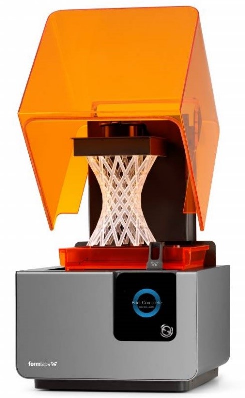 Drei-D-Drucker mit oranger Haube und einem Netz