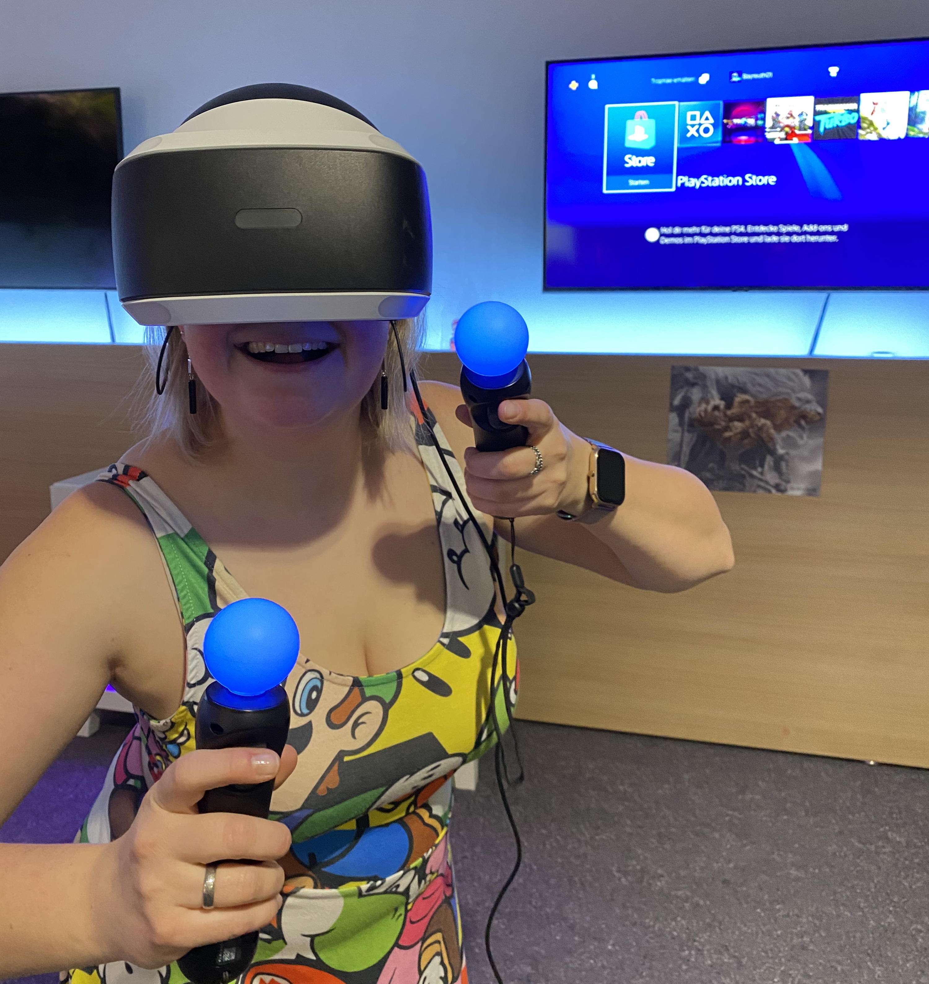 Frau beim Spielen mit einer VR-Brille
